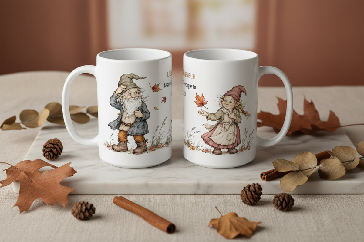 Große weiße Keramiktasse mit 443 ml Fassungsvermögen und umlaufender herbstlicher Gnome Illustration in sanften Aquarell- und Zeichentönen.
