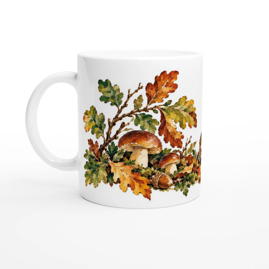 Illustration eines kleinen Igels im herbstlichen Waldboden zwischen buntem Eichenlaub, Pilzen, Eicheln und feinen Zweigen.