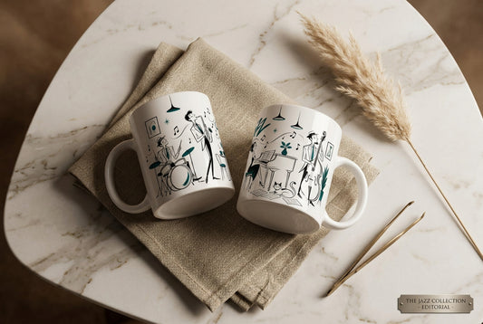 Weiße Keramiktasse mit gezeichnetem Sänger und Schlagzeuger, Musiknoten und petrolfarbenen Akzenten im Retro-Stil
