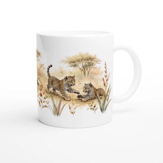 Umlaufendes Panoramamotiv einer Leopardenfamilie mit Leopardin, Jungtieren, Akazienbäumen und warmen Savannengräsern