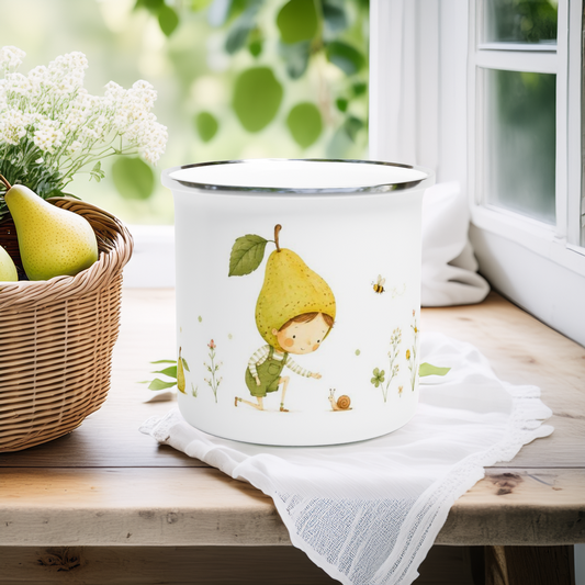 Liebevoll gestalteter Emaille-Becher mit einem kleinen Birnenjungen, der die Natur entdeckt und von Blumen, Kleeblättern und sanften Aquarellfarben umgeben ist.