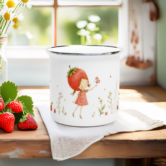 Sommerliches Naturmotiv mit einem kleinen Maedchen im Erdbeerhut, filigranen Blumen und einer harmonischen Aquarellgestaltung auf einem Emaille-Becher.