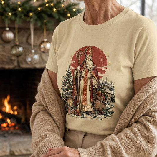 Cremefarbenes Unisex T-Shirt mit heiligem Nikolaus als Bischof, klassischem Bischofsstab und historisch inspiriertem Weihnachtsmotiv im Vintage-Stil