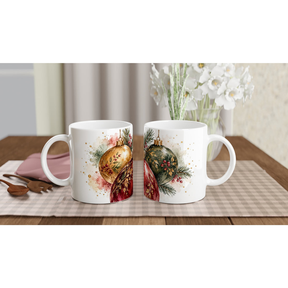 Adventstasse mit klassischer Weihnachtsillustration: Dekorative Christbaumkugeln und Tannenzweige in warmen Rot-, Grün- und Goldtönen verleihen dem Trinkgefäß einen festlichen Charakter.