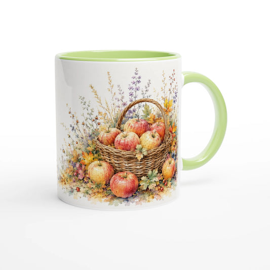 Keramiktasse mit reifen Äpfeln am Zweig, warm gefärbtem Herbstlaub, Beeren und feinen botanischen Details