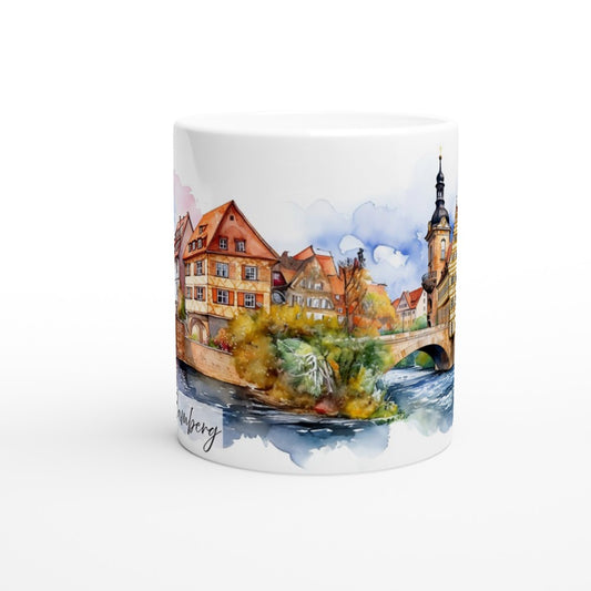 Weiße Keramiktasse mit Bamberger Altstadt, historischen Häusern und Flussufer im Aquarellstil