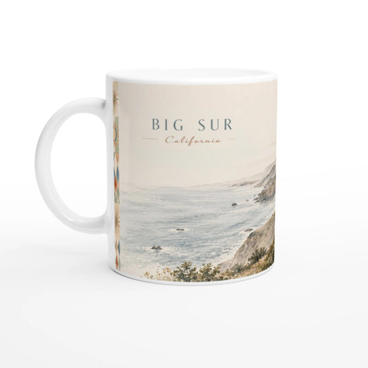 Big Sur California Keramiktasse mit sanftem Pazifikküsten-Aquarell auf einem Holztisch in einem Wohnambiente mit kleinem Kaktus, Glasvase und grüner Pflanze