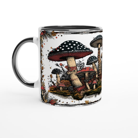 Fliegenpilz Tasse mit nostalgischem Wald- und Moosmotiv. Die Keramiktasse fasst etwa 330 ml und zeigt eine herbstlich inspirierte Illustration für Pilzliebhaber und Naturfreunde.