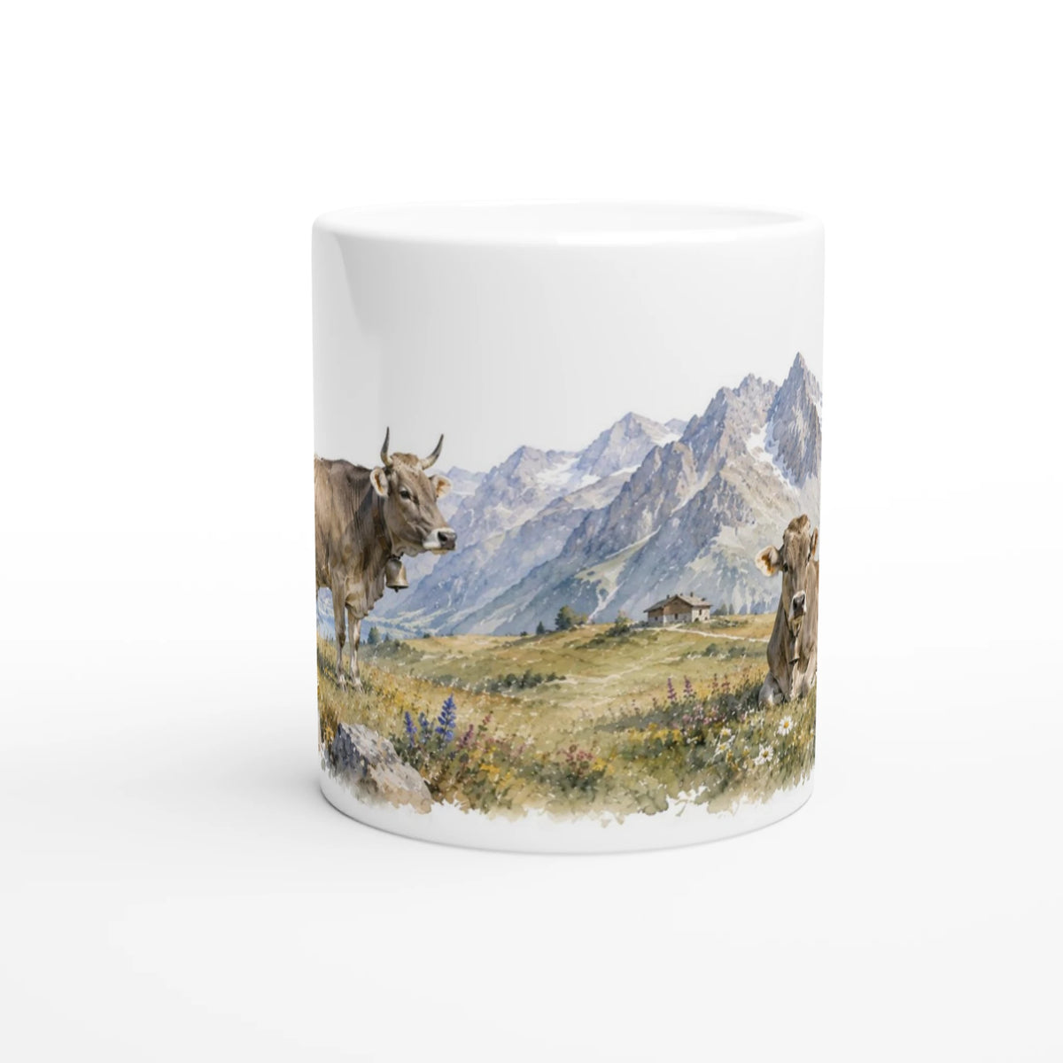 Braunvieh Tasse mit zwei Kühen mit Kuhglocken zwischen Wildblumen und alpinen Bergen