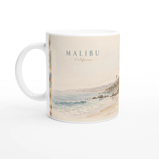 Malibu California Keramiktasse mit sanftem Retro-Aquarell der kalifornischen Küste in einem hellen modernen Wohnambiente als dekorative Tasse für Kaffee oder Tee