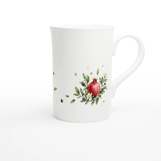 Weiße Tasse mit Granatapfel und botanischem Blattwerk als helles mediterranes Aquarellmotiv