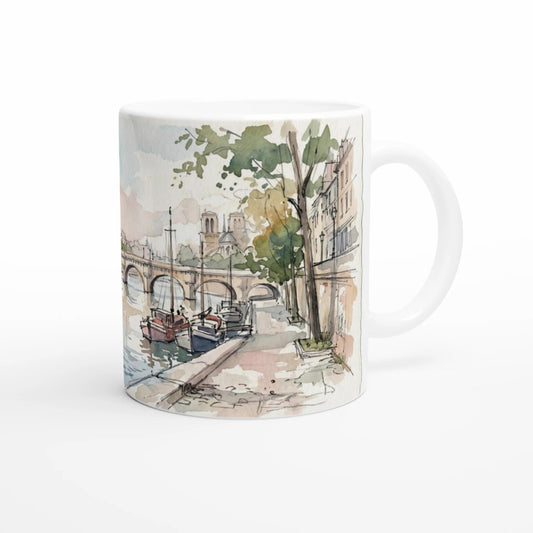 Detailansicht der Paris Tasse mit Eiffelturm über klassischen Häuserfassaden und sanft aquarelliertem Himmel