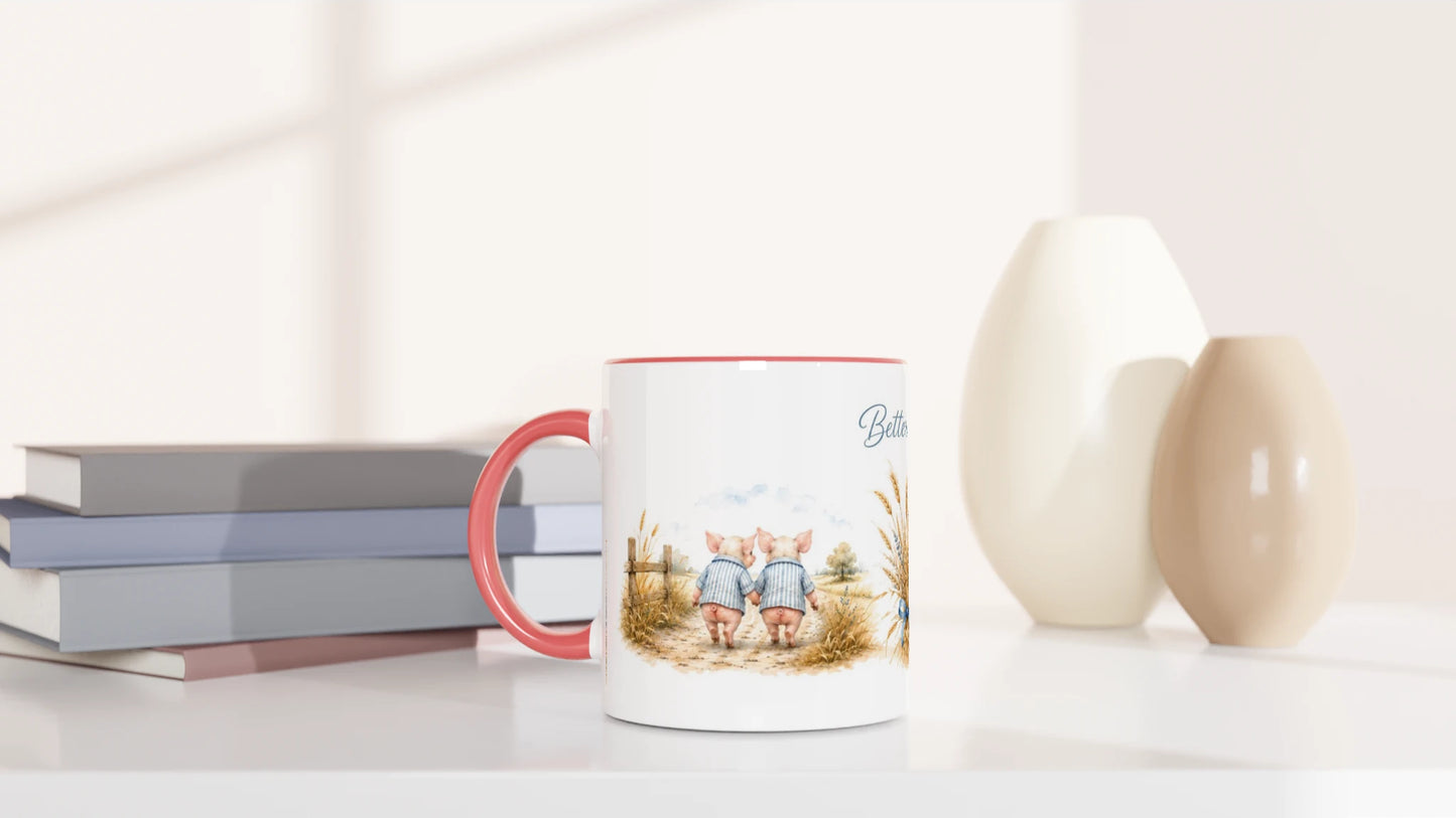 Keramiktasse mit rosa Henkel und rosa Innenfläche sowie niedlichem Ferkelmotiv und ländlichem Hintergrund