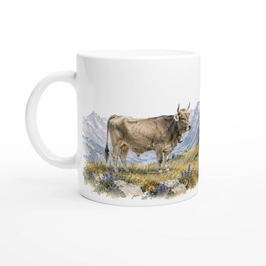 Weiße Keramiktasse mit Schweizer Braunvieh Kühen, Kuhglocken und hohen Alpenbergen im Aquarellstil