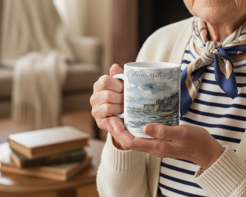 Weiße Keramiktasse mit der dicht bebauten Altstadt von Saint-Malo, dunklen Dächern und historischen Gebäuden
