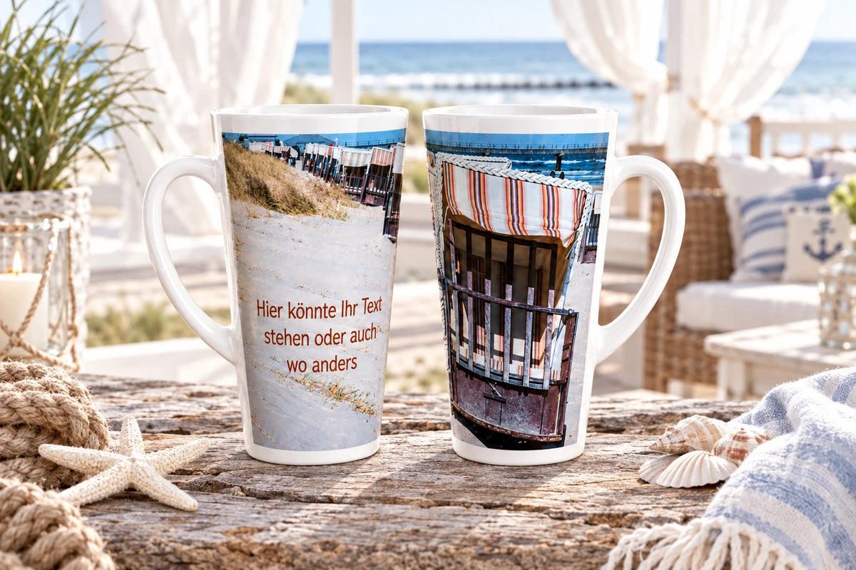 Maritimes Fotomotiv mit einer Reihe klassischer Strandkörbe, gestreiften Stoffbezügen, hellem Sand und Dünengras als Gestaltungsvorlage für eine personalisierte Latte-Tasse.