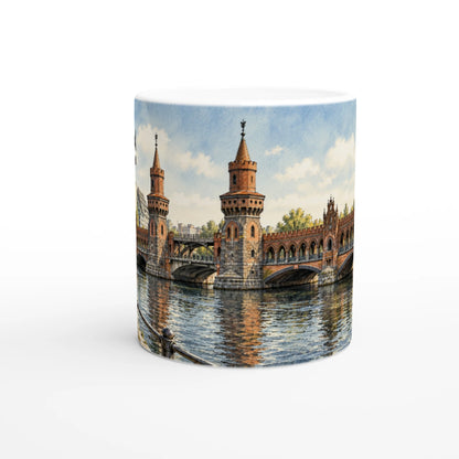 Berlin Motiv mit der Oberbaumbrücke als Verbindung zwischen Friedrichshain und Kreuzberg, umgeben von Spree, Stadtarchitektur und grünen Uferbereichen.