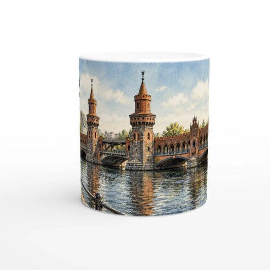 Berlin Motiv mit der Oberbaumbrücke als Verbindung zwischen Friedrichshain und Kreuzberg, umgeben von Spree, Stadtarchitektur und grünen Uferbereichen.