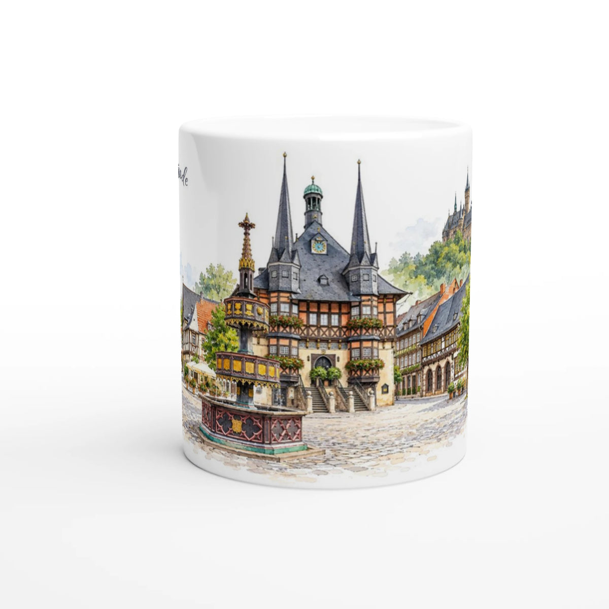 Blaue Wernigerode Keramiktasse mit detailreichem Harzgeschichten Motiv aus Fachwerk, Rathaus, Schloss und nostalgischer Eisenbahn