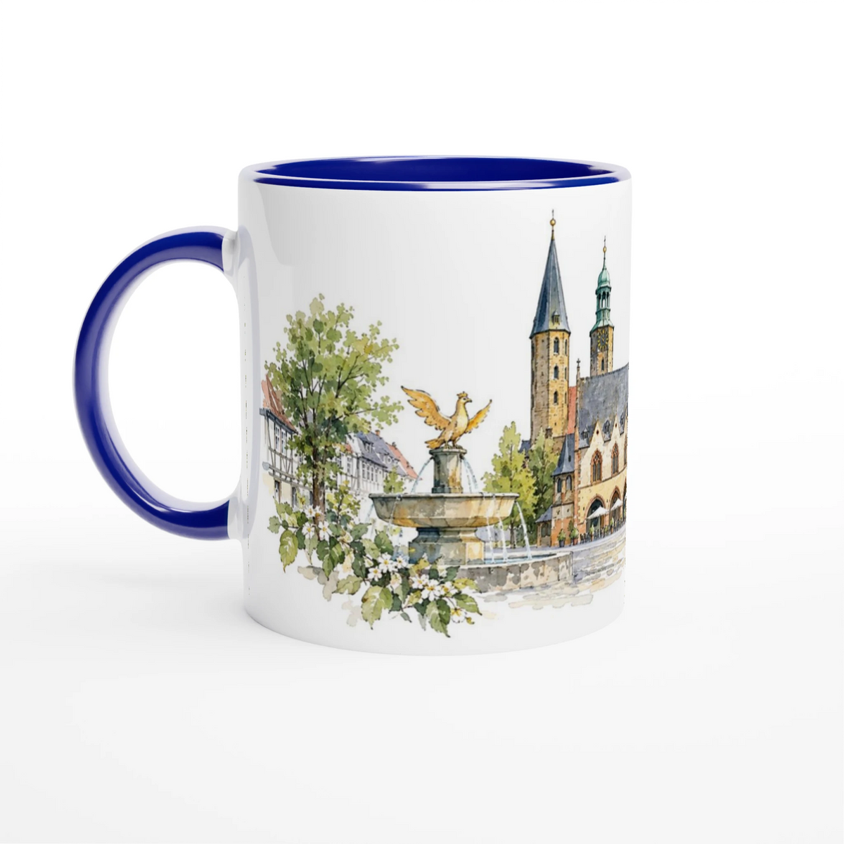 Weiße Goslar Keramiktasse mit heller Aquarellillustration von Altstadt, Marktplatz, Fachwerk und historischer Harzer Architektur