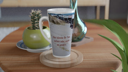 Weiße Latte-Tasse mit personalisierbarem Foto- und Textmotiv. Kunden können einen eigenen Wunschtext ergänzen sowie Textfarbe und Textposition individuell auswählen.