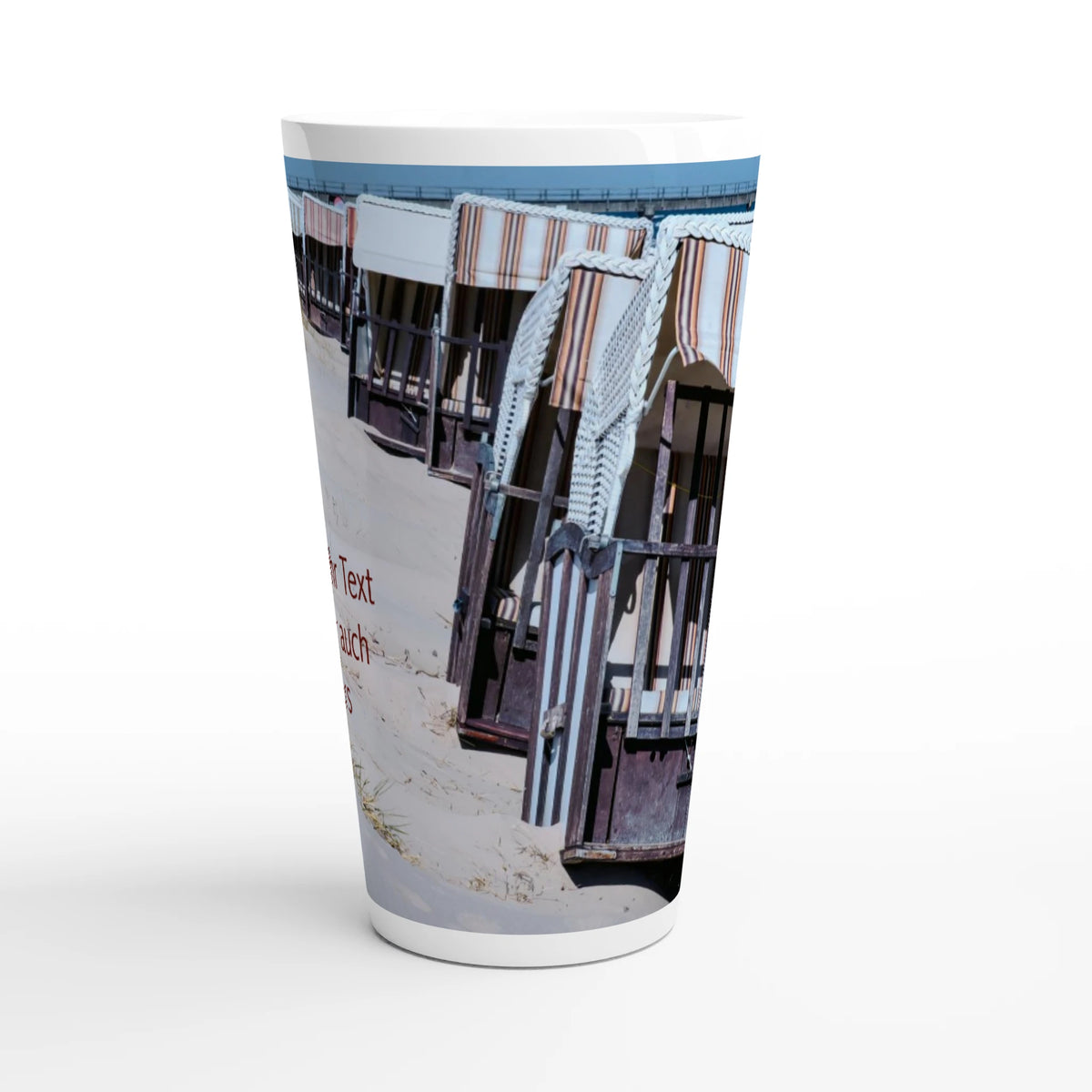 Personalisierbare Latte-Tasse aus weißer Keramik mit der Möglichkeit, das vorhandene Strandkorbmotiv durch ein eigenes Foto zu ersetzen und dessen Position anzupassen.
