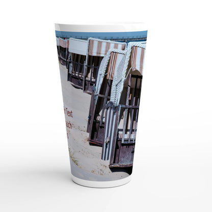 Personalisierbare Latte-Tasse aus weißer Keramik mit der Möglichkeit, das vorhandene Strandkorbmotiv durch ein eigenes Foto zu ersetzen und dessen Position anzupassen.