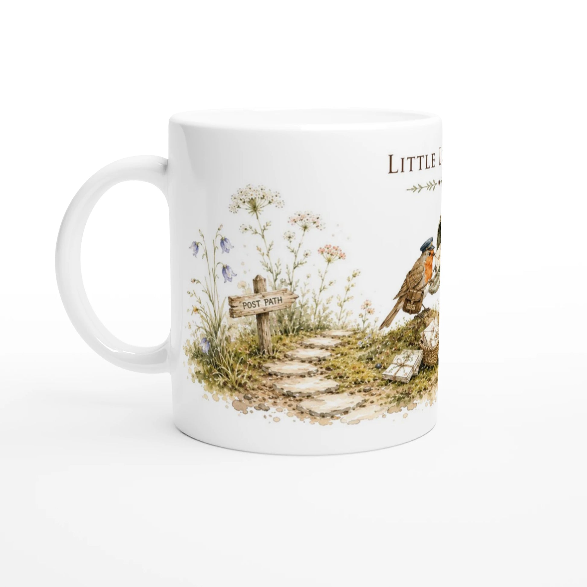 Detailreiche Aquarellillustration mit Rotkehlchen, Maus, Gartenpost und botanischen Elementen auf einer weißen 330-ml-Tasse
