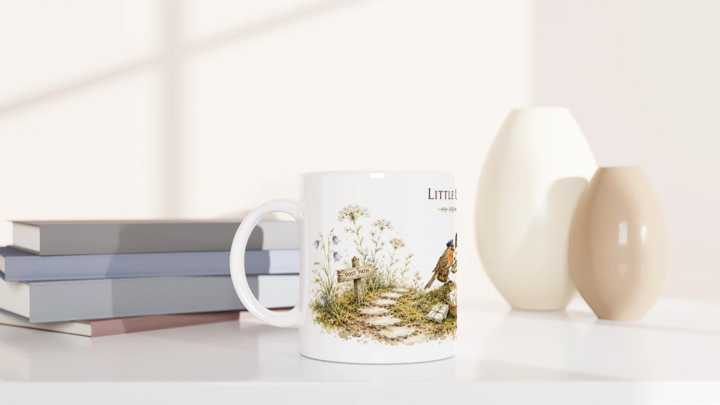 Detailreiche Aquarellillustration mit Rotkehlchen, Maus, Gartenpost und botanischen Elementen auf einer weißen 330-ml-Tasse