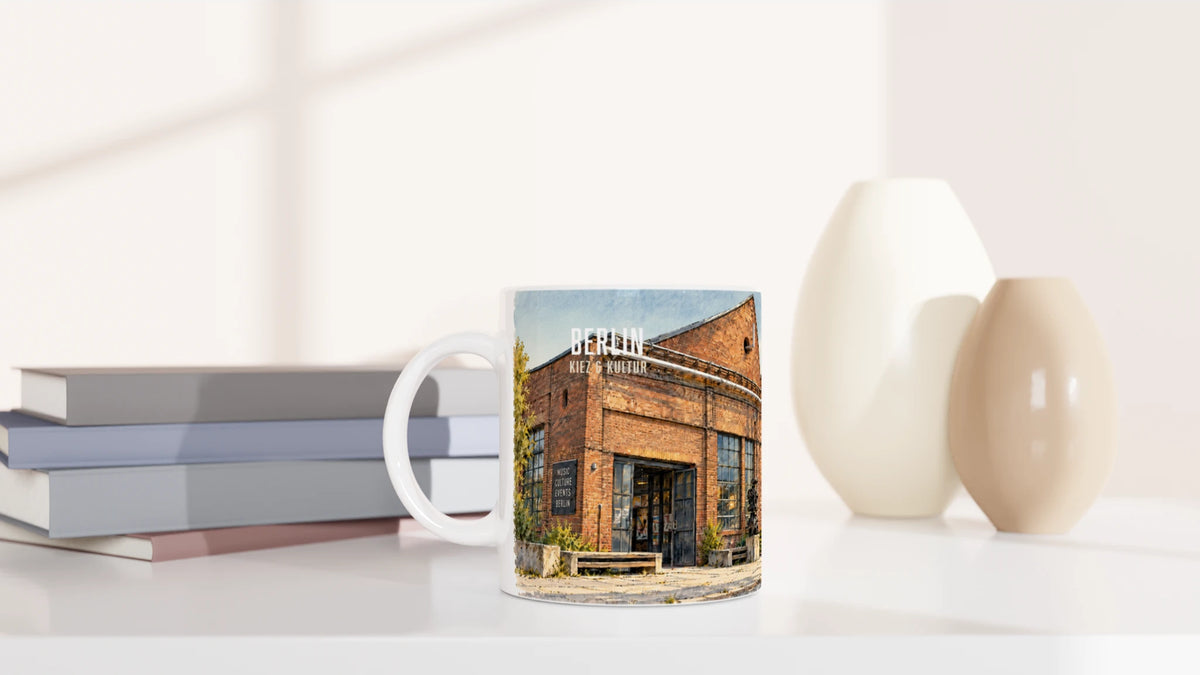Berlin Souvenir Tasse 330 ml mit der historischen Arena in Alt-Treptow als Reiseerinnerung für Besucher, Berliner und Freunde urbaner Architektur.