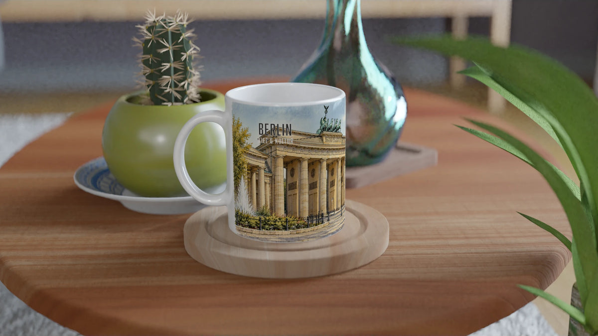 Weiße Tasse mit künstlerischem Berlin-Motiv des Brandenburger Tors in heller Aquarelloptik und klassischer Architekturansicht.