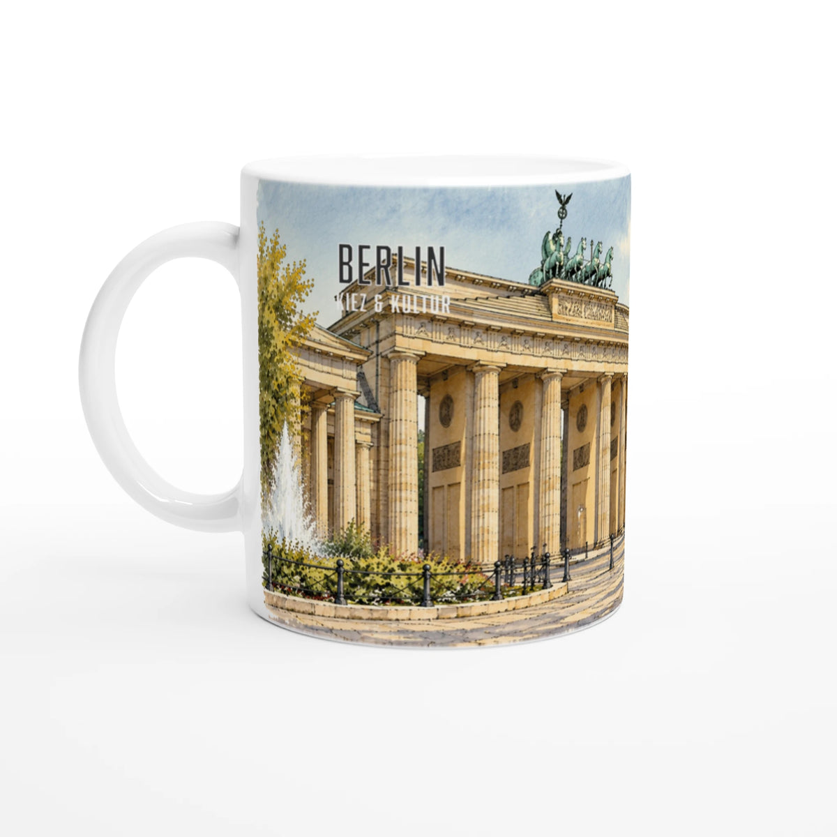 Weiße Keramiktasse 330 ml mit Aquarellillustration des Brandenburger Tors in Berlin, Quadriga, klassizistischen Säulen und hellem Stadthimmel.