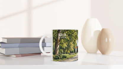 Berlin Souvenir Tasse 330 ml mit Schloss Friedrichsfelde und grüner Parkanlage als besondere Erinnerung an Friedrichsfelde und den Berliner Osten.