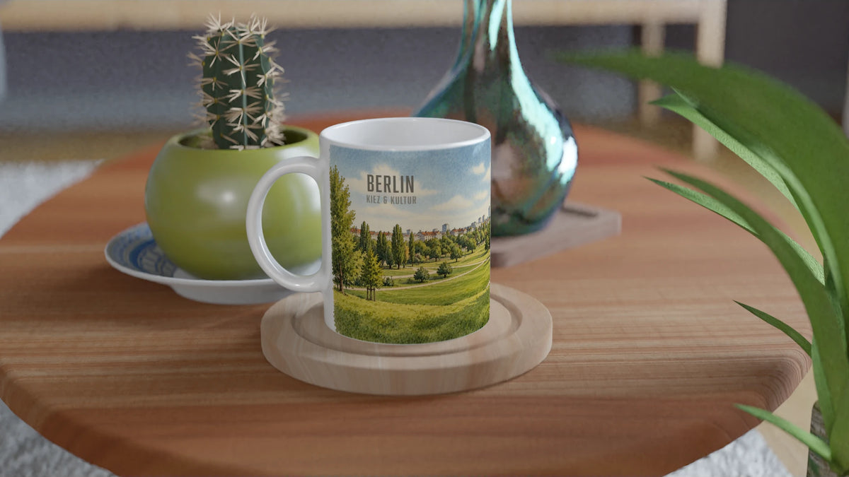 Keramiktasse mit Mauerpark Motiv als Geschenkidee für Berlin-Liebhaber, Städtereisende, Street-Art-Fans und Freunde urbaner Freiräume.