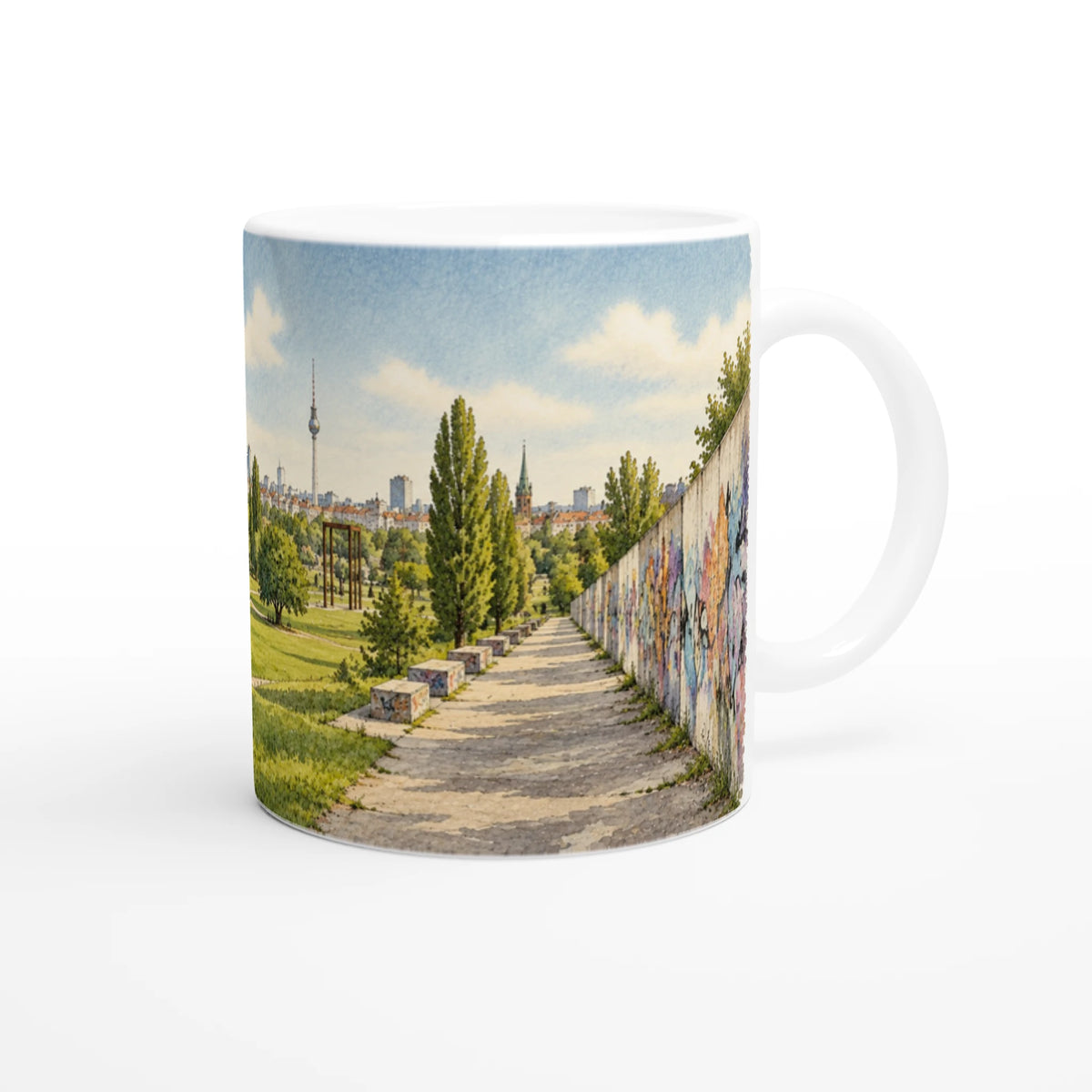Weiße Keramiktasse 330 ml mit Aquarellillustration des Berliner Mauerparks, grüner Parklandschaft, Street Art und Fernsehturm im Hintergrund.