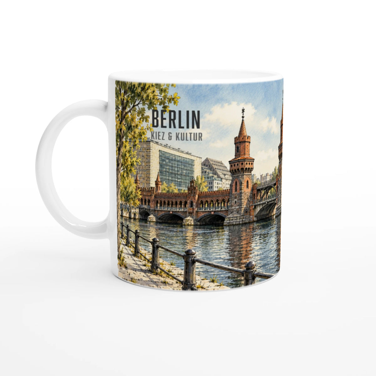 Weiße Keramiktasse 330 ml mit Aquarellillustration der Berliner Oberbaumbrücke über der Spree mit Backsteintürmen, Bögen und urbaner Stadtkulisse.