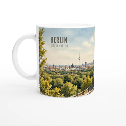 Weiße Keramiktasse 330 ml mit Aquarellmotiv des Berliner Teufelsbergs, den markanten Radarkuppeln, Street Art, Grunewald und Skyline mit Fernsehturm.