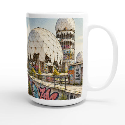 Große weiße Keramiktasse mit 440 ml Fassungsvermögen und Aquarellillustration des Berliner Teufelsbergs mit ehemaligen Radarkuppeln und farbiger Street Art