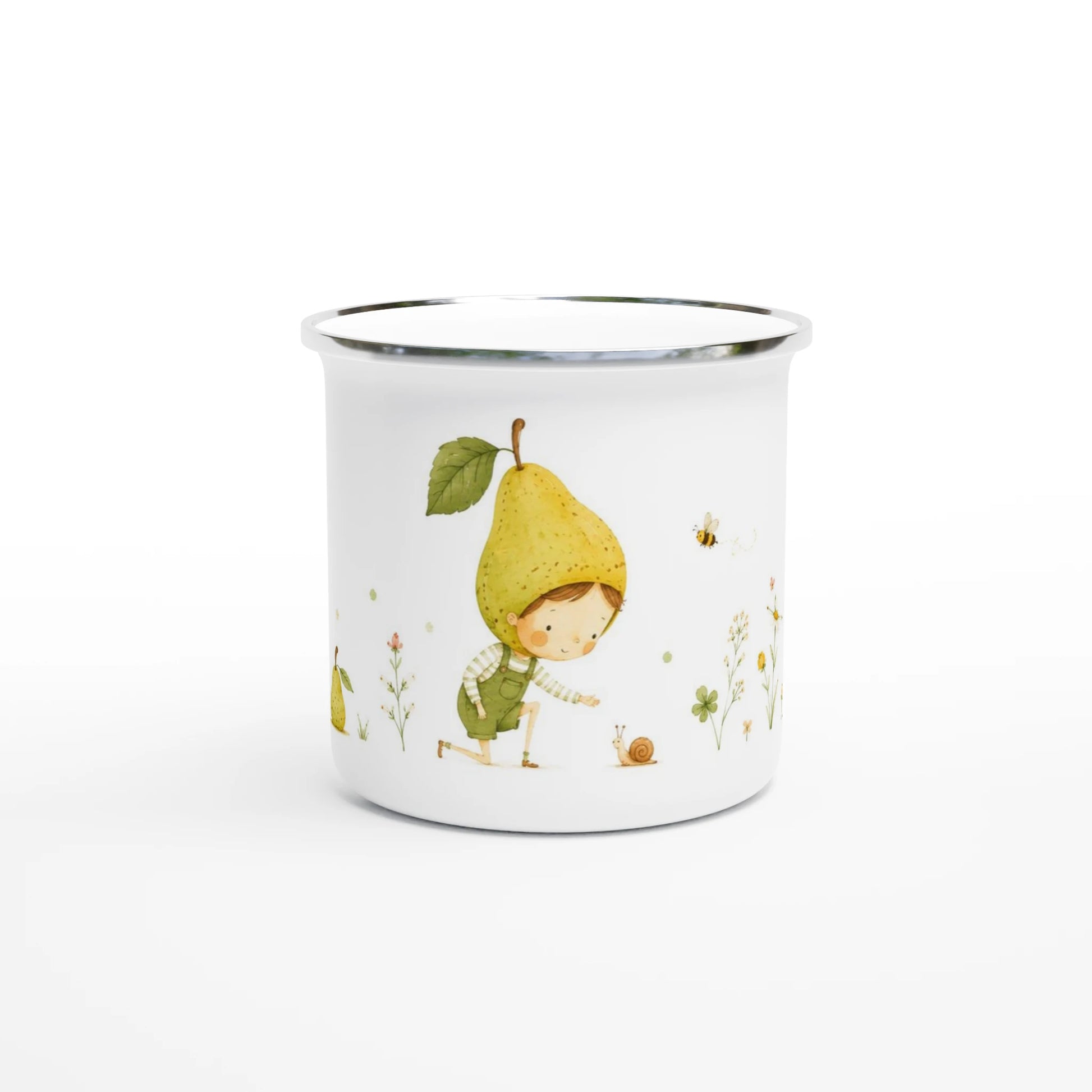 Kind mit grossem Birnenhut kniet vor einer kleinen Schnecke in einer sommerlichen Gartenlandschaft mit feinen Blumen und einer friedlichen Bilderbuchatmosphäre.