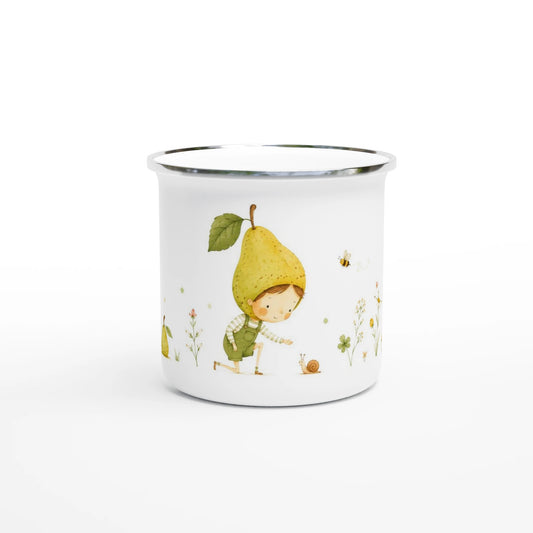 Kind mit grossem Birnenhut kniet vor einer kleinen Schnecke in einer sommerlichen Gartenlandschaft mit feinen Blumen und einer friedlichen Bilderbuchatmosphäre.
