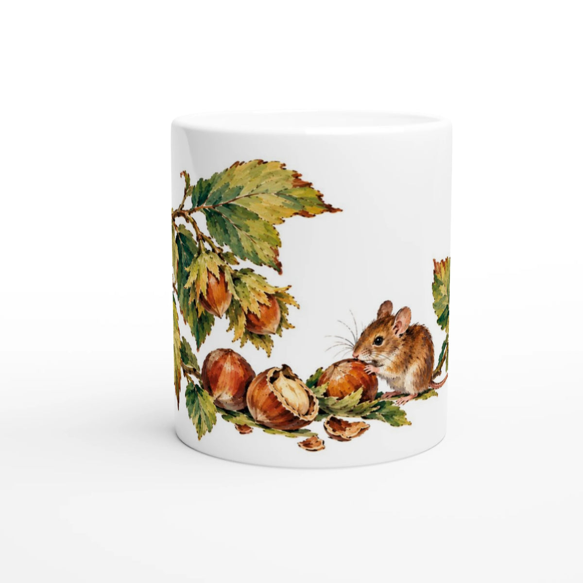 Weiße Tasse mit botanischem Tiermotiv aus Maus, Haselnüssen und Blättern als dezente Naturillustration für Herbst und Alltag.