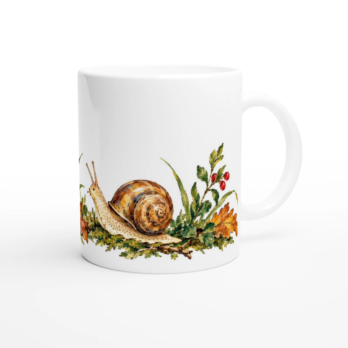 Weiße Tasse mit botanischer Illustration aus Pilz, Schnecke, Blättern, Eichel und Beeren in warmen Natur- und Herbstfarben.