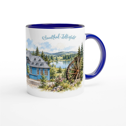 Weisse Keramiktasse mit Clausthal Zellerfeld Aquarellmotiv, blauer Marktkirche, Harzlandschaft und historischem Wasserrad