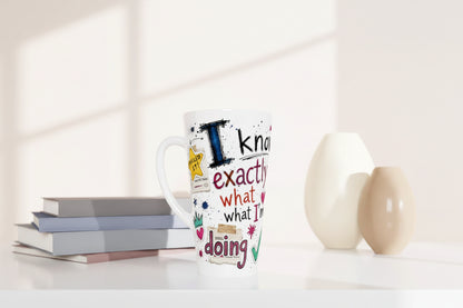 Weißer Latte Becher mit modernem Sketch Design und farbigen Akzenten