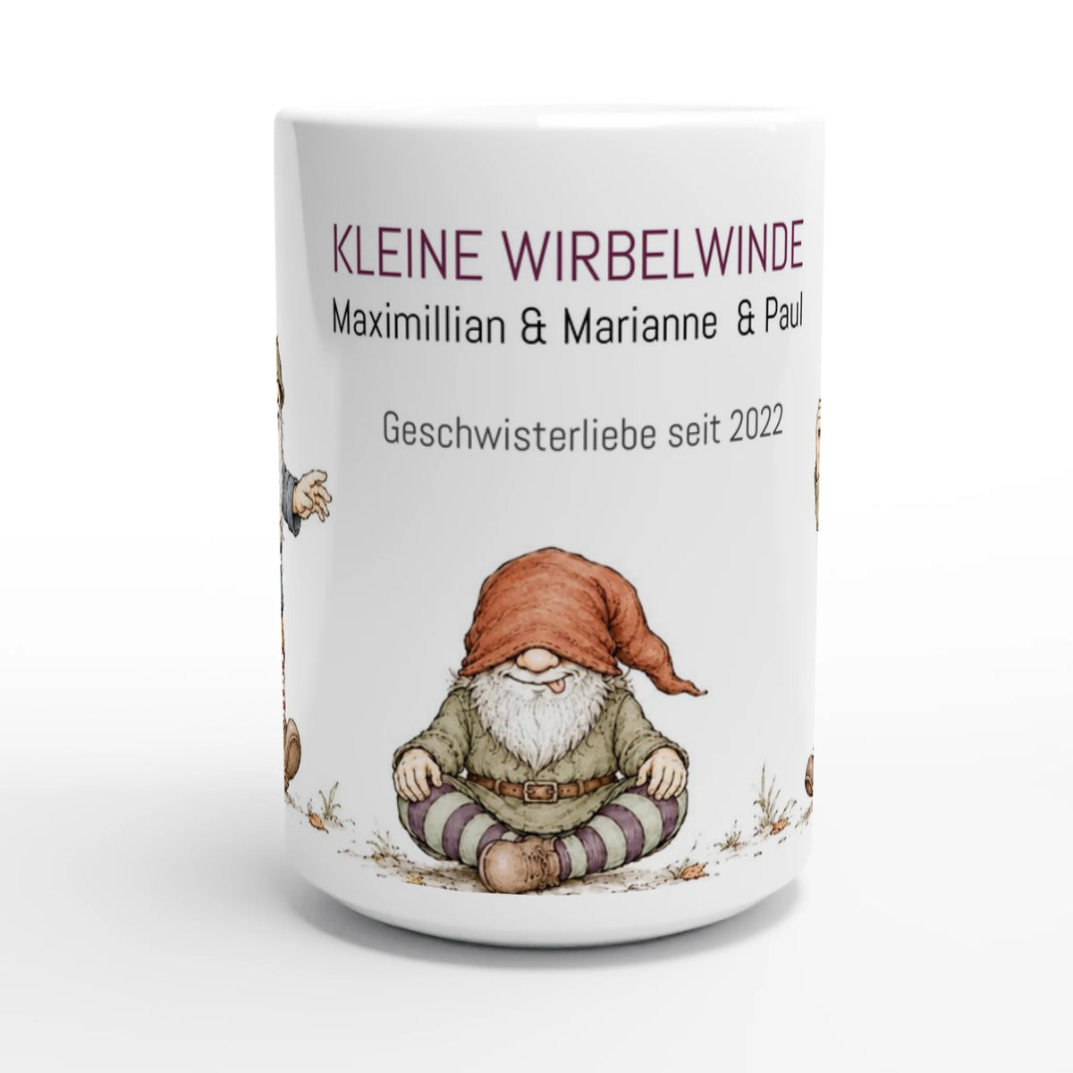 Personalisierbare weiße Keramiktasse mit drei liebevoll illustrierten Wichteln in sanften Herbstfarben, gestreiften Strümpfen und langen Zipfelmützen.