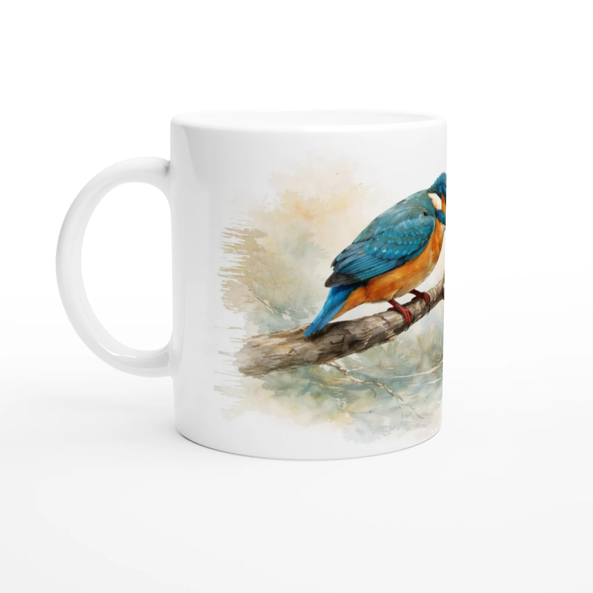 Keramiktasse mit detailreicher Aquarellillustration eines Eisvogels und fein ausgearbeiteten blauen und orangefarbenen Gefiederpartien