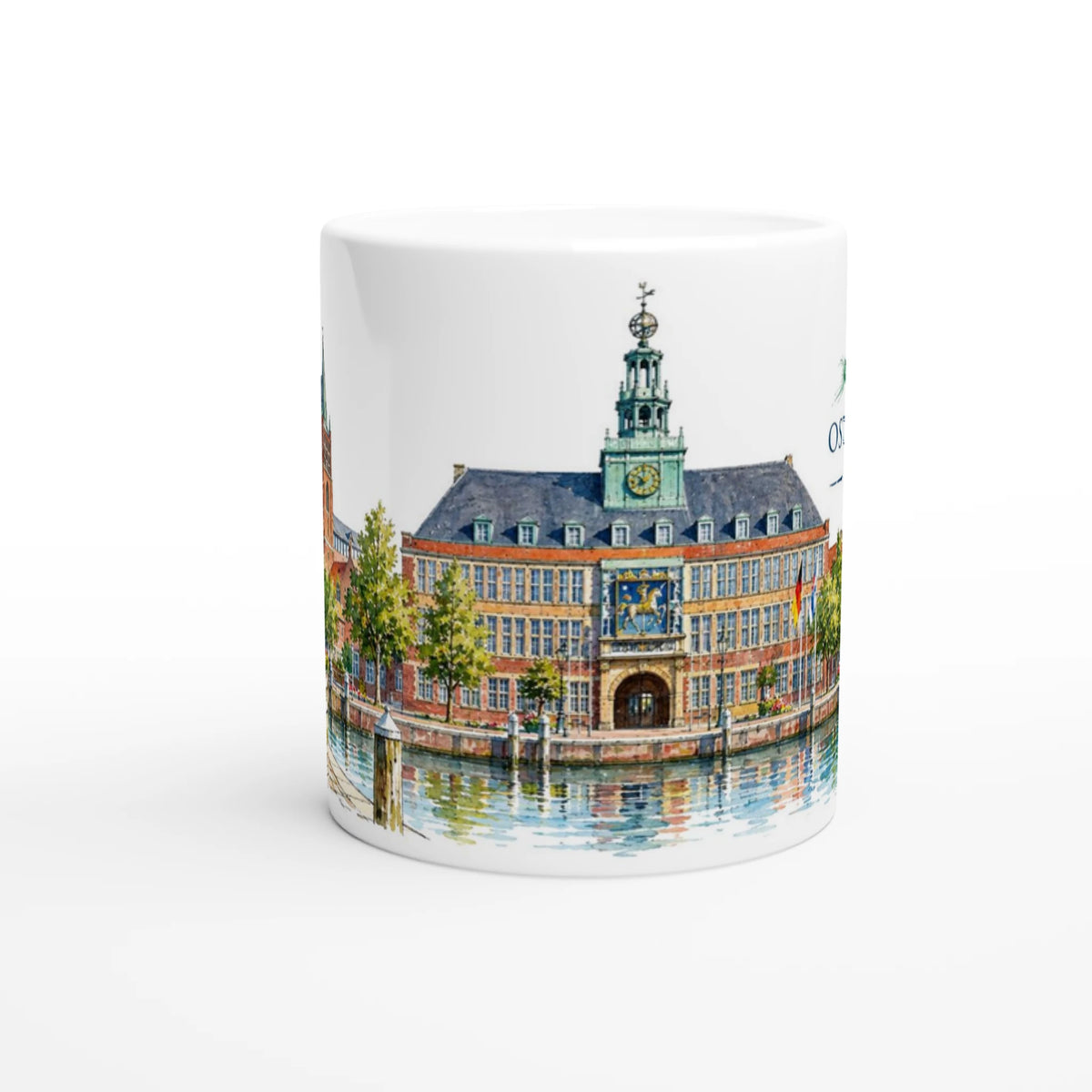 Emden Keramiktasse 330 ml mit detailreicher Aquarellillustration des historischen Rathauses, der Jantje-Vis-Figur und des Emder Hafens am Delft