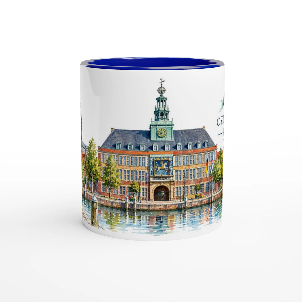 Weiße Emden Keramiktasse mit maritimer Aquarellillustration von Rathaus, Hafen, Segelboot und ostfriesischer Stadtarchitektur