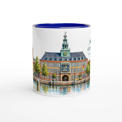Weiße Emden Keramiktasse mit maritimer Aquarellillustration von Rathaus, Hafen, Segelboot und ostfriesischer Stadtarchitektur