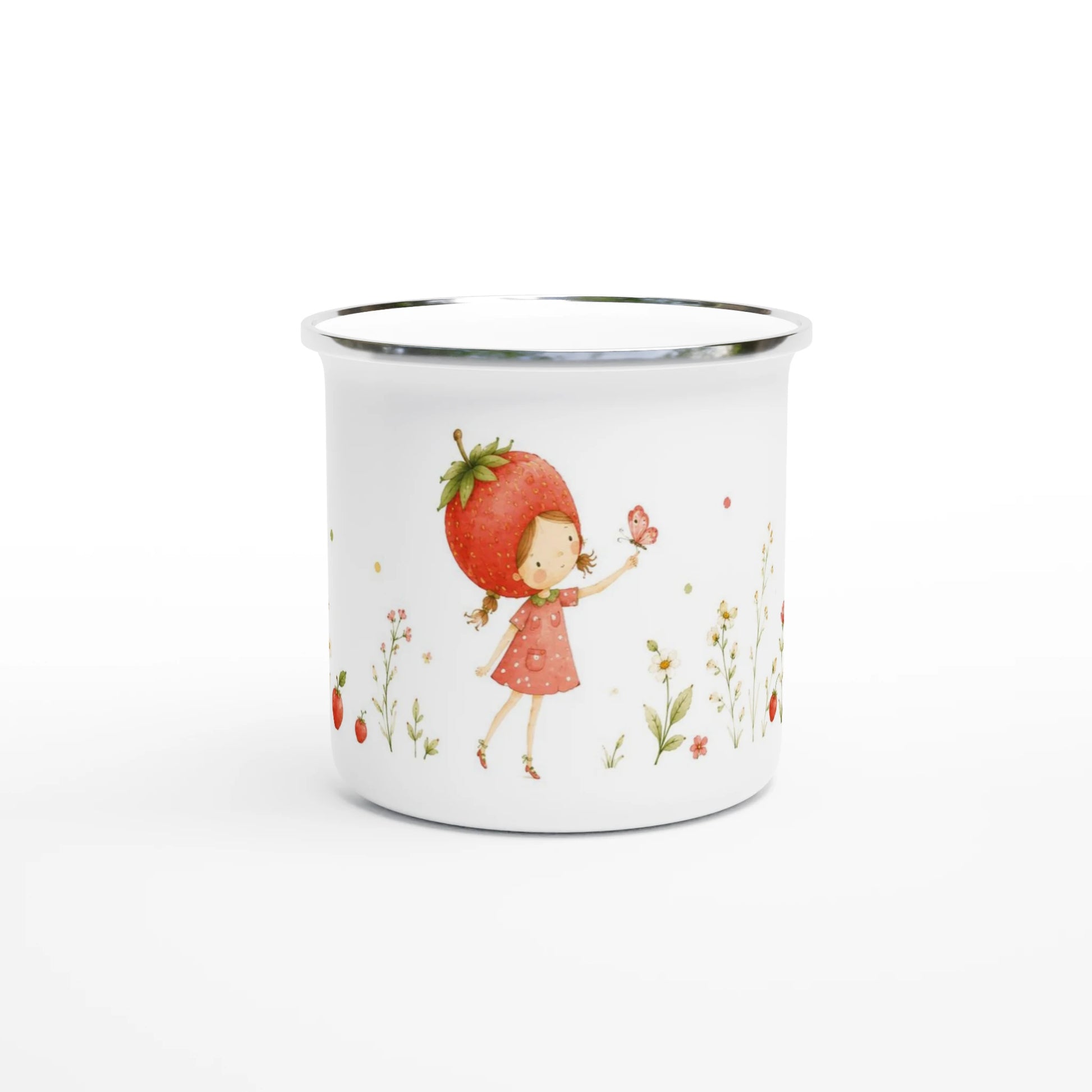 Weisser Emaille-Becher mit einer liebevoll gestalteten Illustration eines kleinen Erdbeermaedchens, das zwischen Wildblumen einem zarten Schmetterling begegnet.